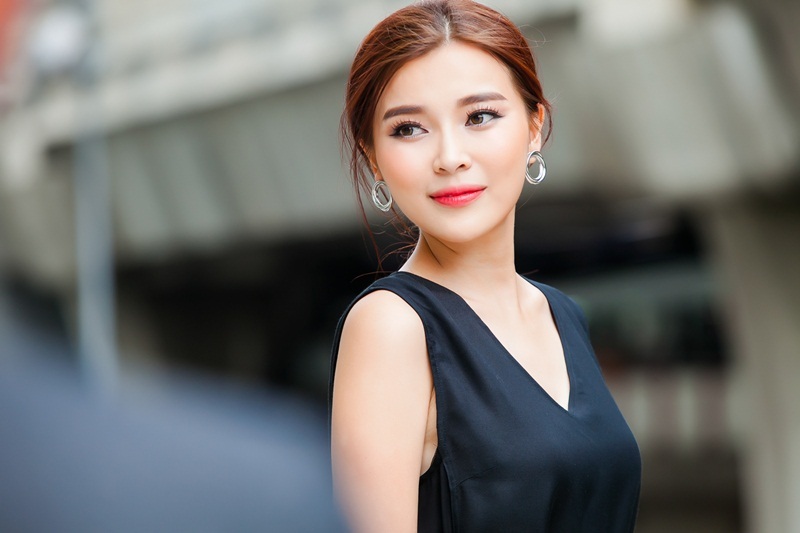 Người đẹp xứ dừa biến hóa với thời trang "sang chảnh" tại Thái Lan - 12 Màu son đỏ tạo sự gợi cảm cho cả set đồ màu đen tưởng chừng nhàm chán.