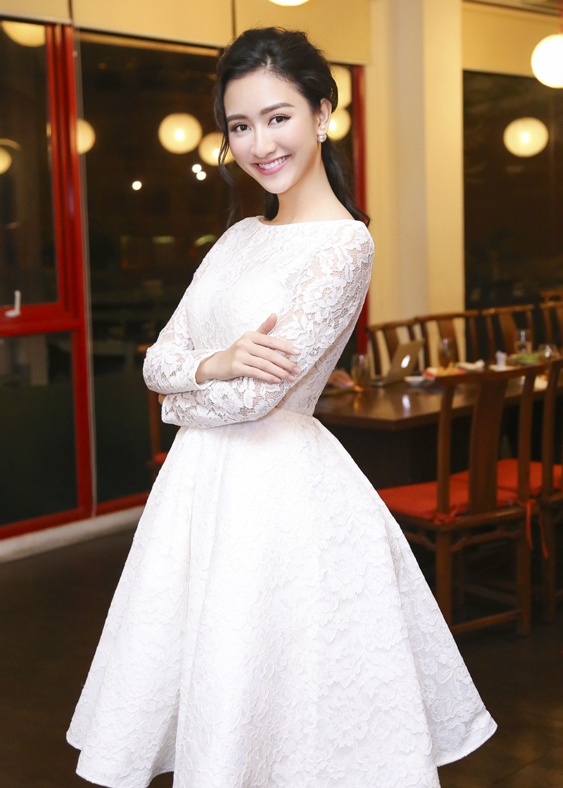 Á hậu Hà Thu - top 17 chung kết Hoa hậu Liên lục địa lại lựa chọn một chiếc đầm ren trắng kiểu công chúa điệu đà.