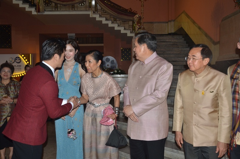 
Với Dustin Nguyễn, anh cho biết đây là lần đầu tiên có cơ hội xem phim mình đóng trên màn ảnh rộng vì trước đó anh chỉ có cơ hội xem phim bản DVD mà ê-kip gửi qua.
