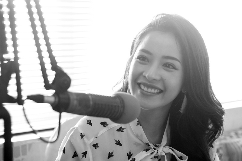 Chi Pu diễn chung với HyunA, được đài radio hàng đầu Indonesia phỏng vấn - 2 Chiều 15/7, Chi Pu có buổi phỏng vấn với Phoenix Radio Station, đài phát thanh hàng đầu Indonesia.