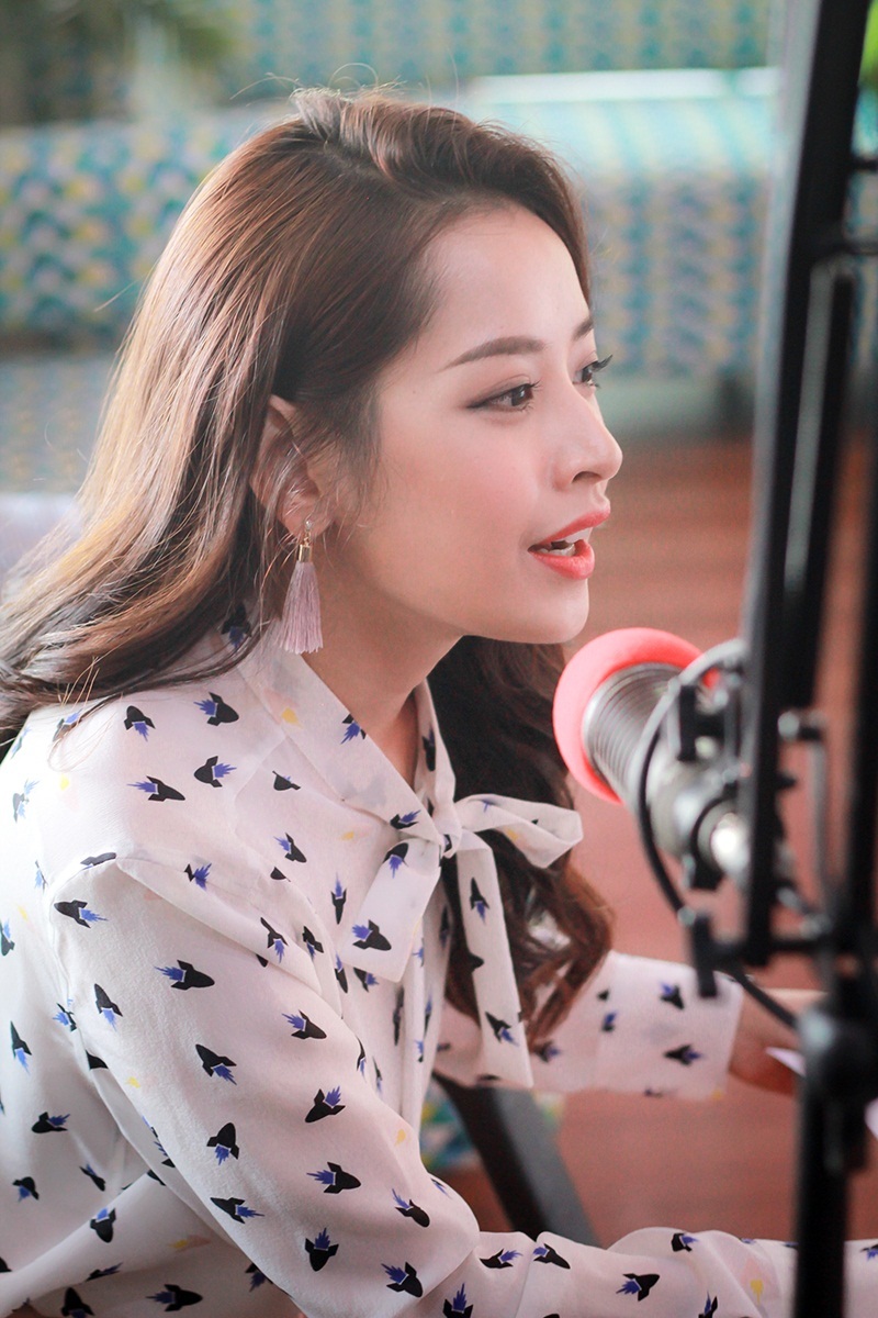 Chi Pu diễn chung với HyunA, được đài radio hàng đầu Indonesia phỏng vấn - 4 Tại buổi phỏng vấn ghi tiếng trực tiếp, Chi Pu chia sẻ lưu loát bằng tiếng Anh về sự nghiệp diễn xuất, sản xuất phim, những sở thích cá nhân cũng như giới thiệu về đất nước Việt Nam với khán giả.