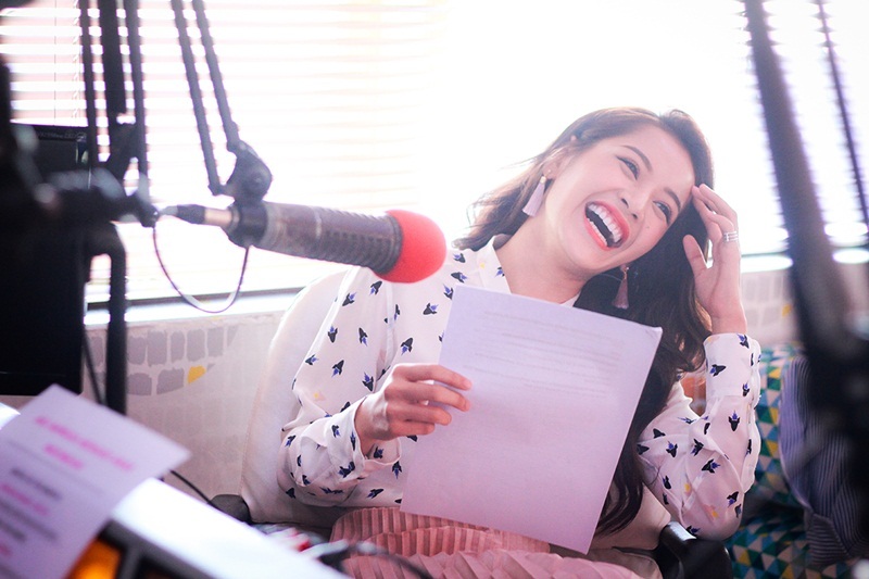 Chi Pu diễn chung với HyunA, được đài radio hàng đầu Indonesia phỏng vấn - 6 Được MC đề xuất, Chi Pu thể hiện một đoạn trong ca khúc sôi động mà nữ diễn viên sẽ biểu diễn.