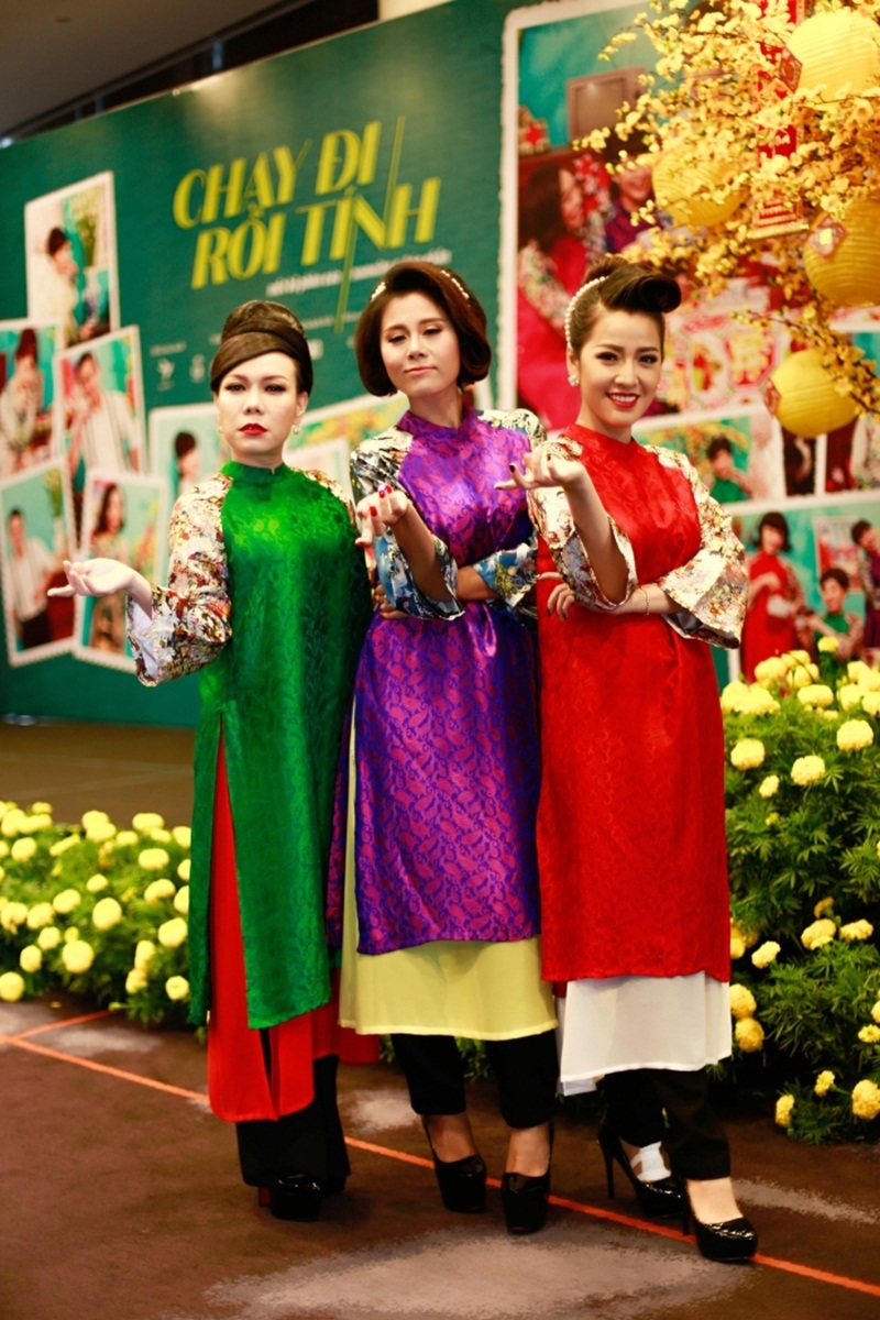 Tại buổi giới thiệu, các diễn viên nữ mặc áo dài cách tân.