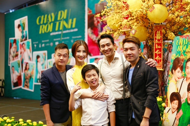 Hứa Vĩ Văn diện trang phục đặc trưng của các quý ông thập niên trước. Bên cạnh là Diễm My 9X, diễn viên nhí Trọng Khang (nổi tiếng từ vai Tường - Tôi thấy hoa vàng trên cỏ xanh) và hai đạo diễn Bảo Nhân - Nam Cito.