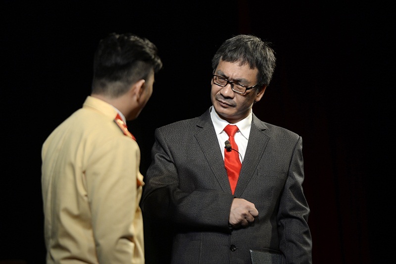 Cán bộ Ủy (bên phải) luôn lấy chức quyền để ra oai và hách dịch.