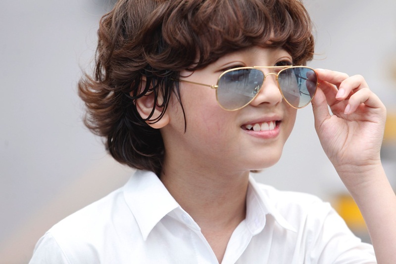 Thần đồng trống Trọng Nhân sẽ diễn Chung kết Vietnam Idol Kids 2016 - 4 Gia Khiêm thì tiếp tục “đốn tim” người nhìn với vẻ “chuẩn” “soái ca”.