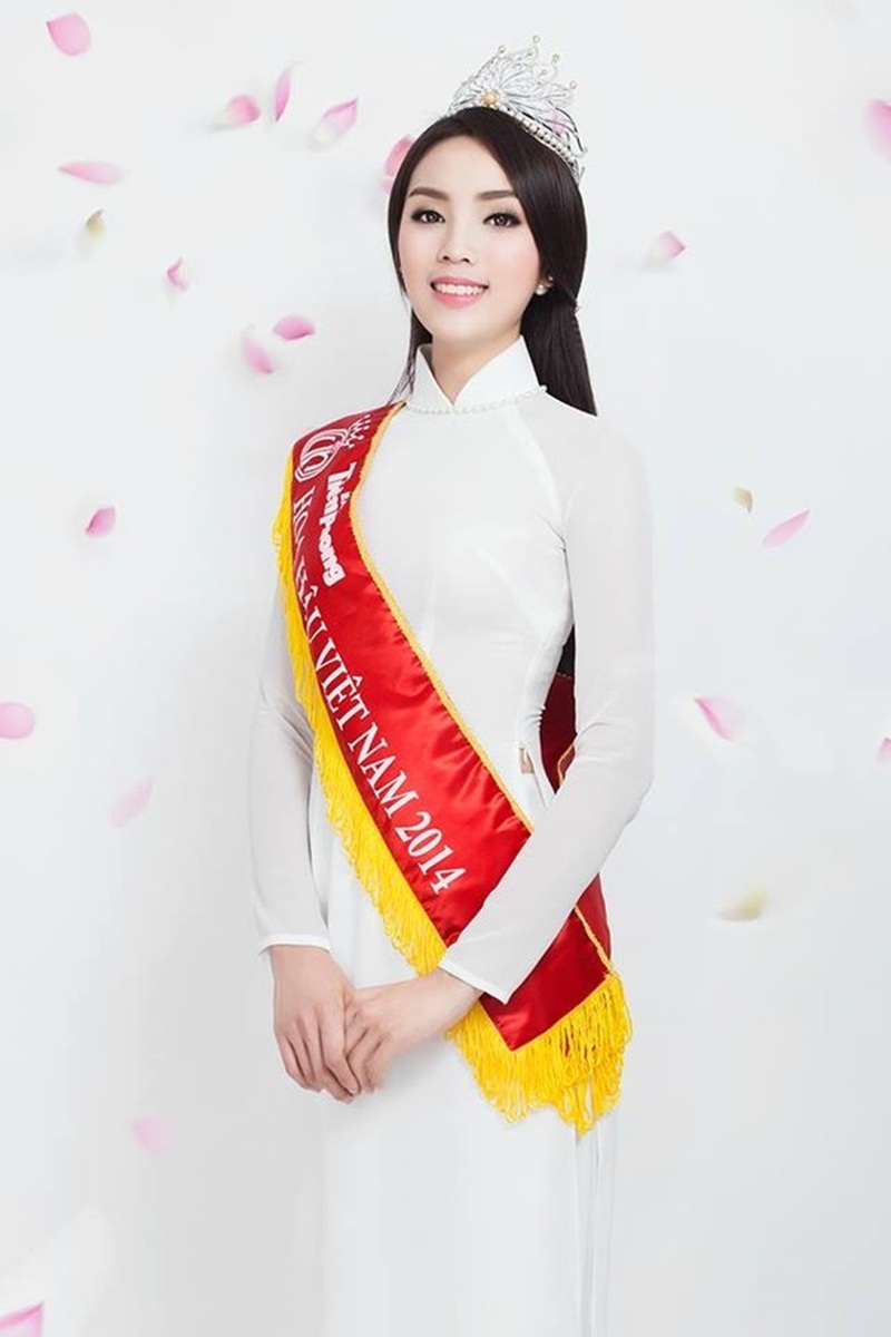 “Dậy sóng” chuyện Hoa hậu hút thuốc lá, cầu hôn rình rang và đám cưới bí mật - 3 Về phía Kỳ Duyên, admin trang Fanpage cá nhân của cô đã một lần nữa lên tiếng khẳng định: “Những ngày vừa qua, hoa hậu Kỳ Duyên nhận được rất nhiều góp ý của công chúng. Đây là những lời khuyên, nhận xét chân tình giúp Kỳ Duyên nhìn nhận lại những thiếu sót của bản thân để thay đổi”.