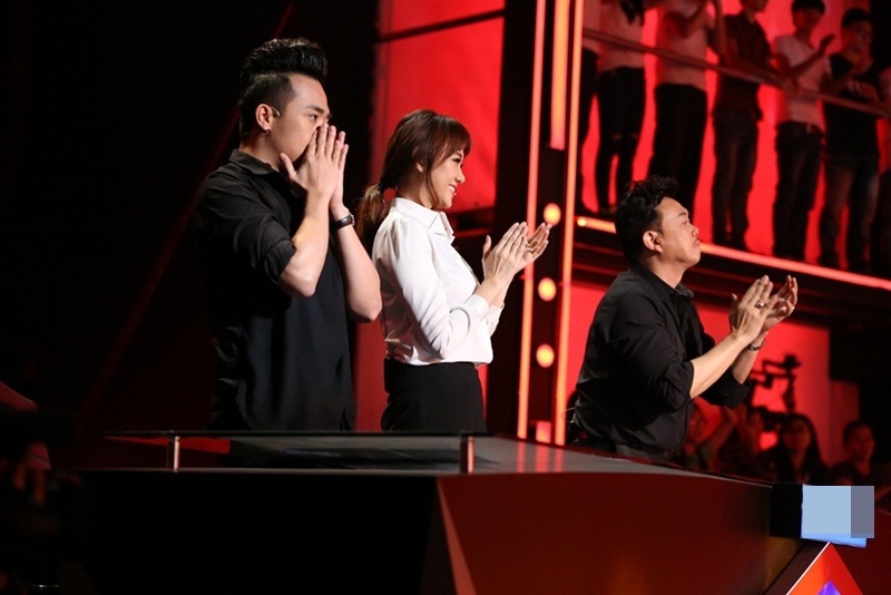 Trấn Thành bất ngờ phản đối Hari Won, bảo vệ Hoàng Yến Idol - 5 Toàn bộ ban giám khảo đã đứng dậy để tán thưởng cho Hoàng Yến. Hari Won hơi tiếc khi Hoàng Yến “hát mạnh” cả ca khúc. Nữ giám khảo khuyên Hoàng Yến nên biết tiết chế và thể hiện nhiều sắc thái trong bài hát.