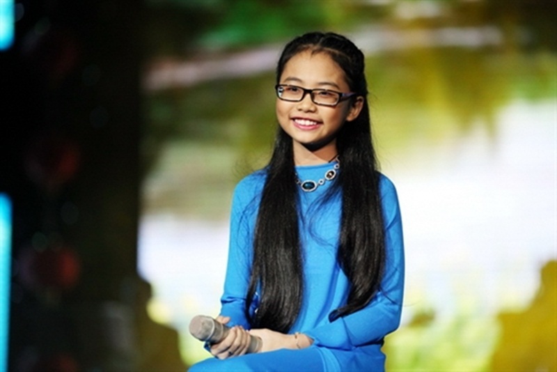 “Dậy sóng” chuyện Hoa hậu hút thuốc lá, cầu hôn rình rang và đám cưới bí mật - 10 Theo chia sẻ của người quản lý Phương Mỹ Chi thì cô bé đã bị cảm sốt trong vài ngày nên ảnh hưởng đến sức khỏe. Khiến cô bé bị tuột canxi, dẫn đến tình trạng khó thở. Sau khi nhập viện được các bác sĩ chăm sóc thì 1 giờ sau giọng ca “Quê em mùa nước lũ” đã khỏe hơn và được bác sĩ cho về nhà nghỉ ngơi. “Bé Chi đã khỏe lại nhiều, không ảnh hưởng xấu đến sức khỏe, chỉ là do bị cảm nhiều ngày nên hơi mệt dẫn đến bị khó thở”, quản lý Phương Mỹ Chi cho biết.