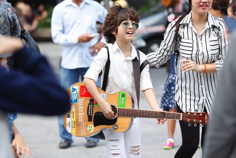 Thần đồng trống Trọng Nhân sẽ diễn Chung kết Vietnam Idol Kids 2016 - 5 Cậu bé diện sơ mi trắng và kính rất “ngầu”.