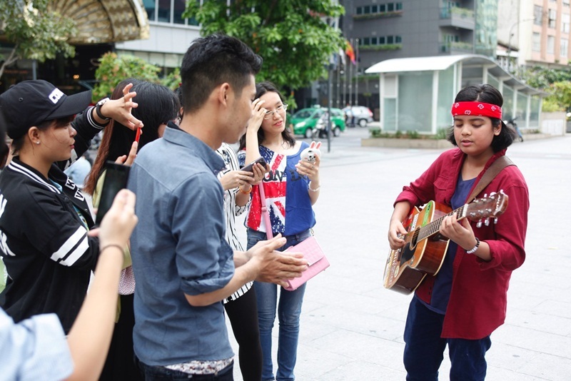 Thần đồng trống Trọng Nhân sẽ diễn Chung kết Vietnam Idol Kids 2016 - 7 Jayden mang theo cây guitar như mọi khi.