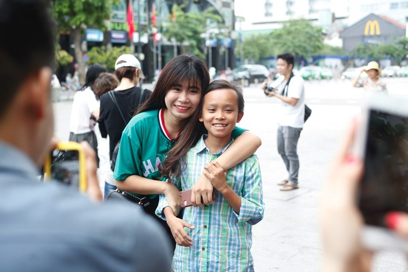 Thần đồng trống Trọng Nhân sẽ diễn Chung kết Vietnam Idol Kids 2016 - 3 Hồ Văn Cường được nhiều khán giả nhận ra, xin chụp ảnh cùng.
