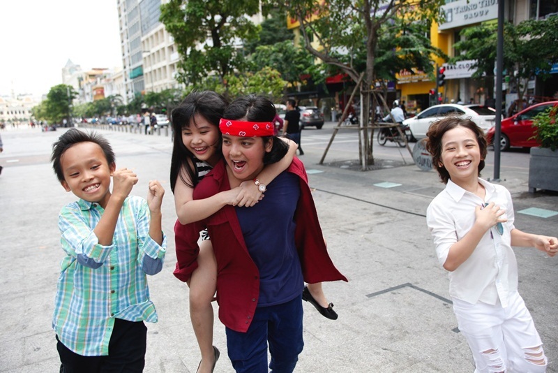 Thần đồng trống Trọng Nhân sẽ diễn Chung kết Vietnam Idol Kids 2016 - 9 Top 4 hào hứng chụp hình kỷ niệm với khán giả, đồng thời có những khoảnh khắc vô cùng đáng yêu với nhau.
