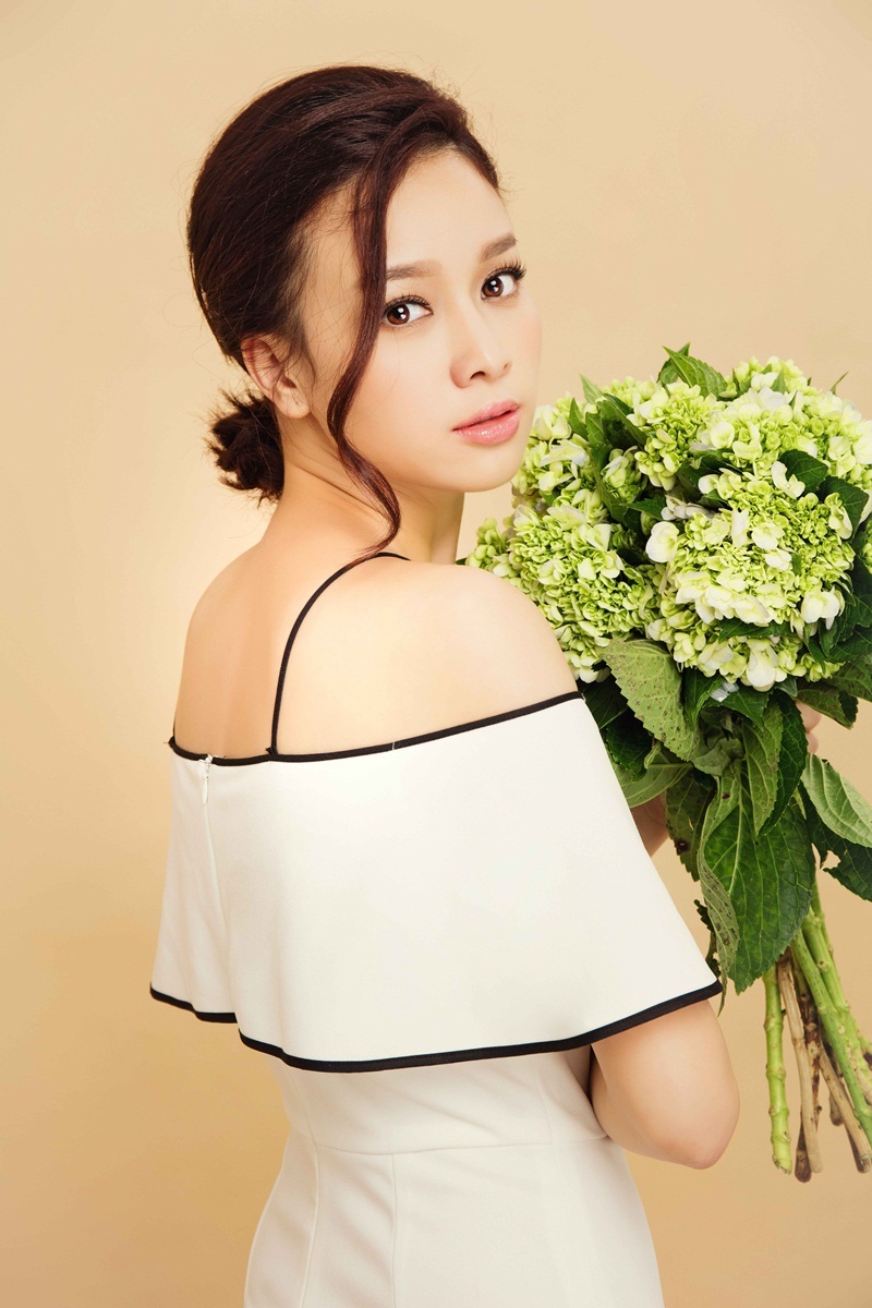Hoa khôi Trương Tùng Lan đẹp dịu dàng trong sắc trắng - 5 Hoa khôi Trương Tùng Lan đẹp dịu dàng trong sắc trắng - 5