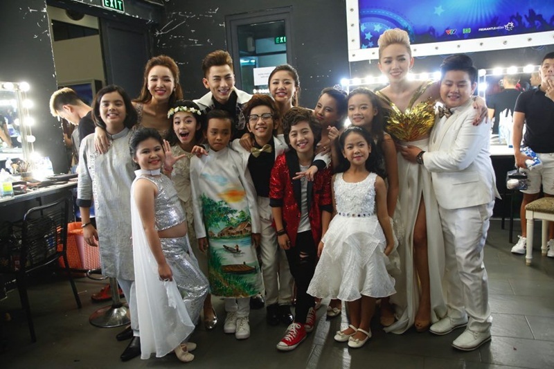 Trong đêm Gala Chung kết 17/7, Top 4 thí sinh biểu diễn hai ca khúc. Trong đó, một ca khúc đã từng được các bé diễn ở các đêm liveshow trước và một ca khúc lần đầu tiên xuất hiện trên sân khấu Thần tượng âm nhạc nhí 2016. Các thí sinh vòng trước cũng trở lại sân khấu để tham gia trình diễn và cổ vũ cho top 4.