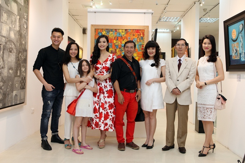 Gallery của Lương Giang là chốn lui tới của đông đảo anh chị em nghệ sĩ. (Ảnh: Dân Hùng).