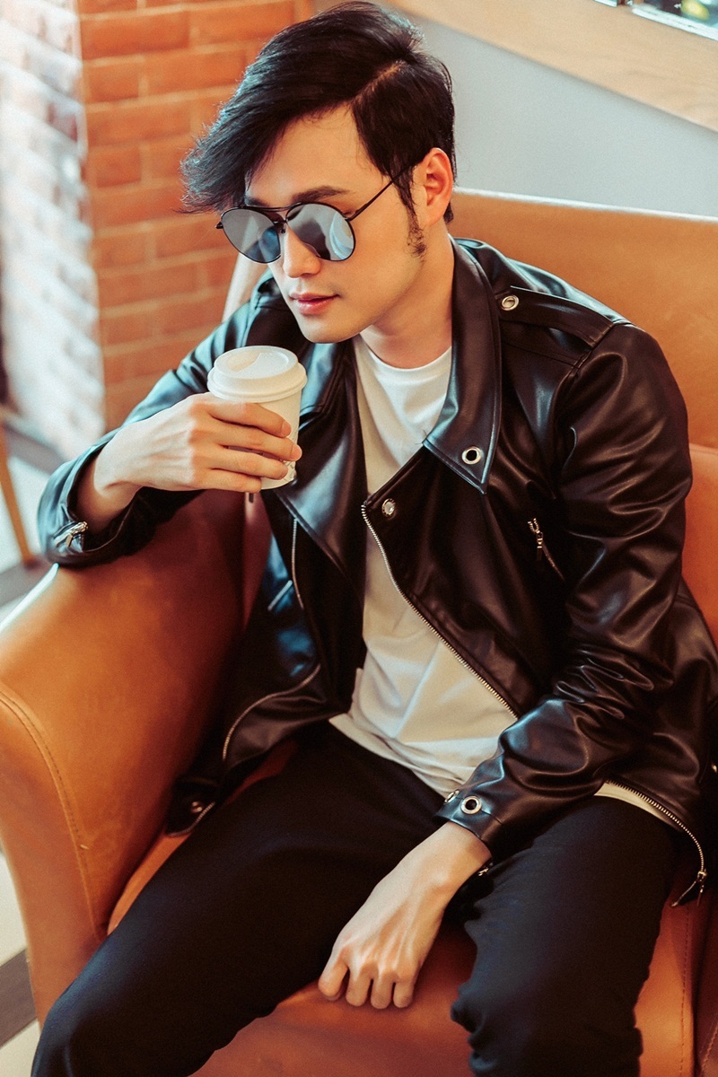 Quang Vinh mặc cực chất, tiết lộ sớm trở lại showbiz Việt - 12 Quang Vinh mix áo khoác cùng áo thun trắng basic kết hợp cùng giầy và quần đồng điệu.