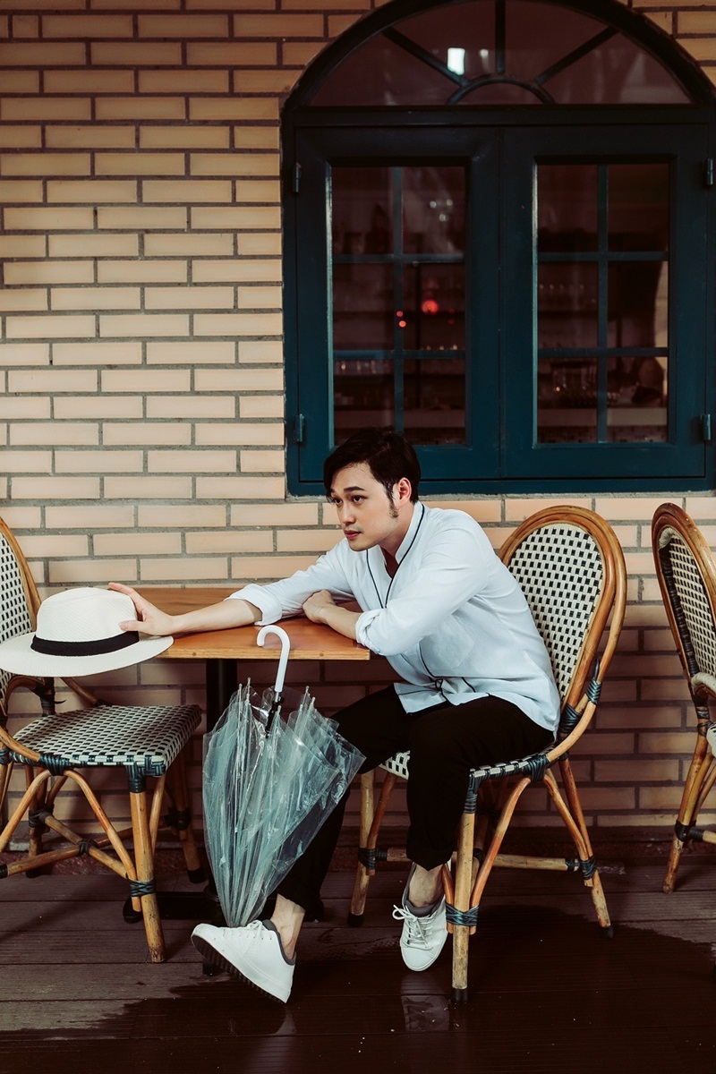 Quang Vinh mặc cực chất, tiết lộ sớm trở lại showbiz Việt - 14 Sơ mi linen – quần đen – giầy trắng.