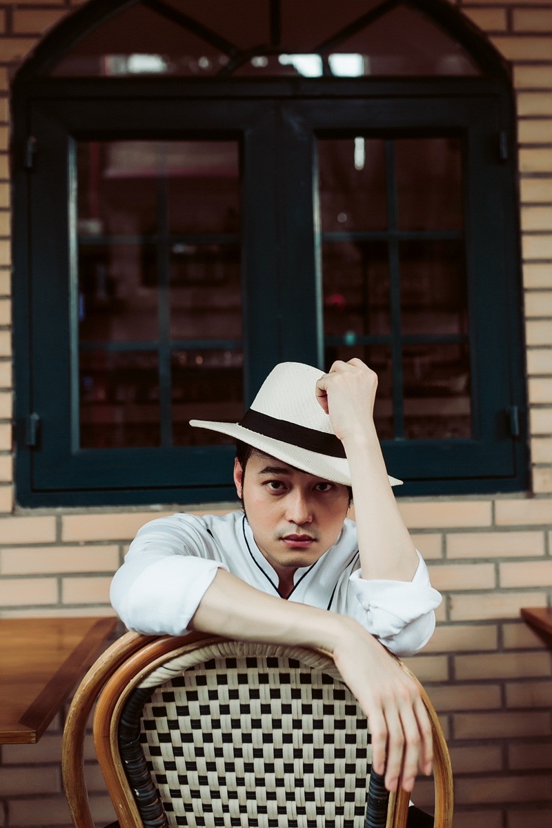 Quang Vinh mặc cực chất, tiết lộ sớm trở lại showbiz Việt - 16 Thêm một chiếc mũ rộng vành là có thể trở thành fashionista giống như Quang Vinh.