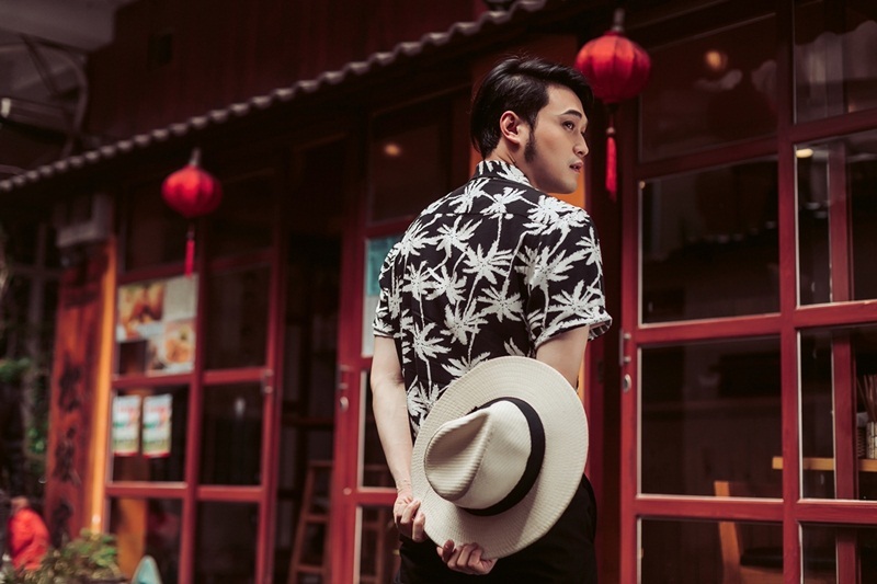 Quang Vinh mặc cực chất, tiết lộ sớm trở lại showbiz Việt - 2 Anh diện quần đen và đi giầy slip on màu đen đồng điệu.