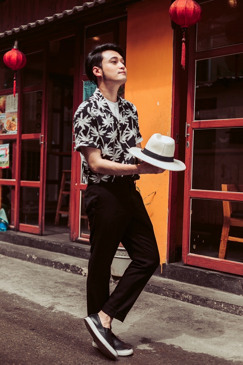 Quang Vinh mặc cực chất, tiết lộ sớm trở lại showbiz Việt - 3 Anh kết hợp cùng một chiếc nón để tránh nóng trong những ngày hè oi ả.