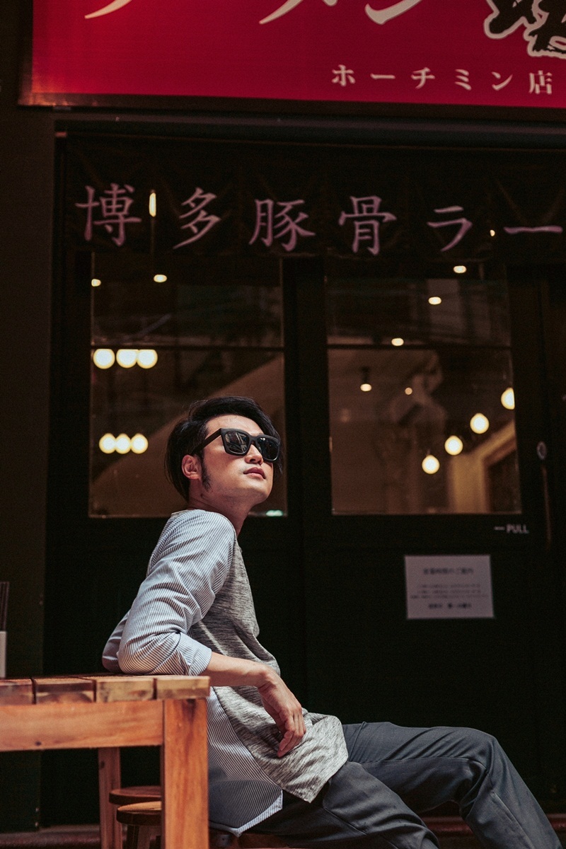 Quang Vinh mặc cực chất, tiết lộ sớm trở lại showbiz Việt - 5 Với anh hàng hiệu thường là những đôi giầy hoặc là túi xách.