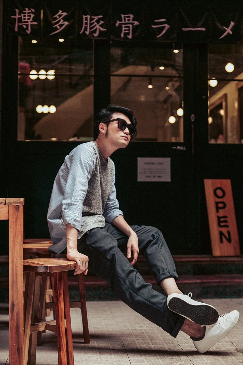 Quang Vinh mặc cực chất, tiết lộ sớm trở lại showbiz Việt - 4 Giọng ca “Tình yêu tìm thấy” không phải là tín đồ của hàng hiệu. Trong ảnh, Quang Vinh diện áo thun mix cùng sơ mi cách điệu, anh đi cùng quần vải kết hợp cùng giầy trắng.