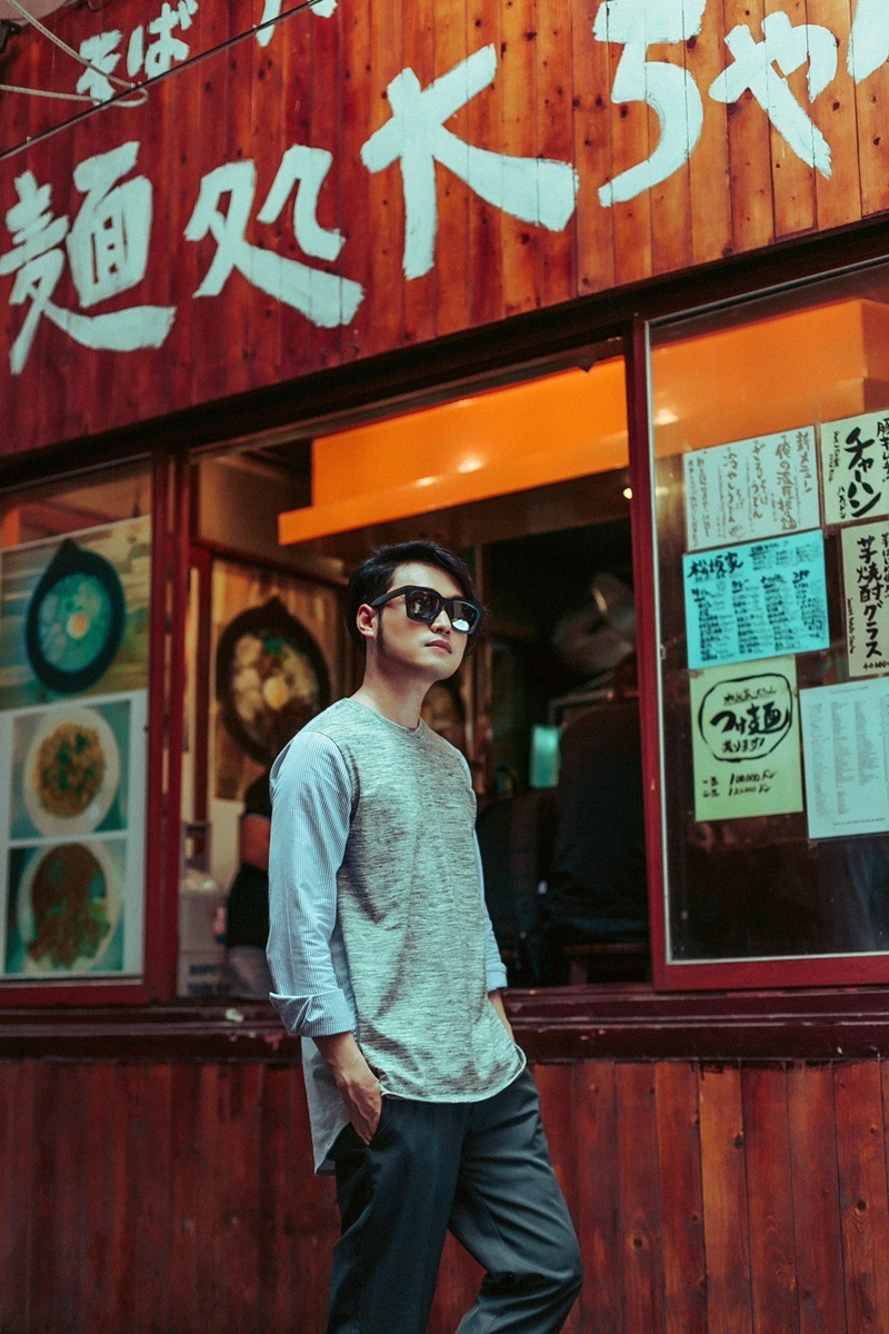 Quang Vinh mặc cực chất, tiết lộ sớm trở lại showbiz Việt - 6 Anh thường tin tưởng sử dụng những trang phục đến từ các thương hiệu bình dân.