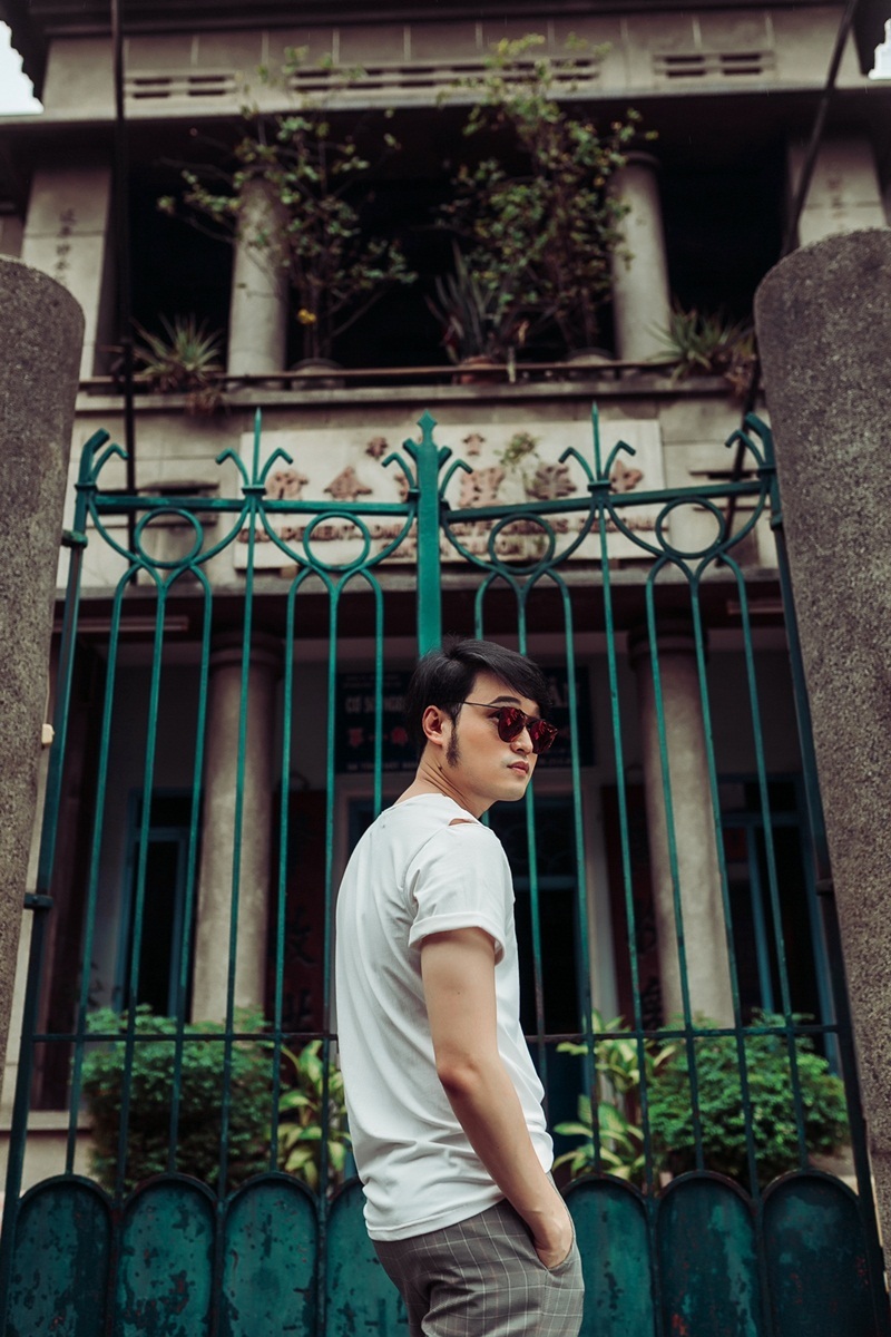 Quang Vinh mặc cực chất, tiết lộ sớm trở lại showbiz Việt - 7 Phong cách khỏe khắn của chiếc áo thun trơn với họa tiết là đường xẻ ở hai bên vai...