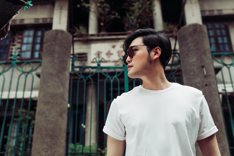 Quang Vinh mặc cực chất, tiết lộ sớm trở lại showbiz Việt - 9 Mắt kính màu tím hồng là điểm nhấn phụ kiện duy nhất cho set đồ.