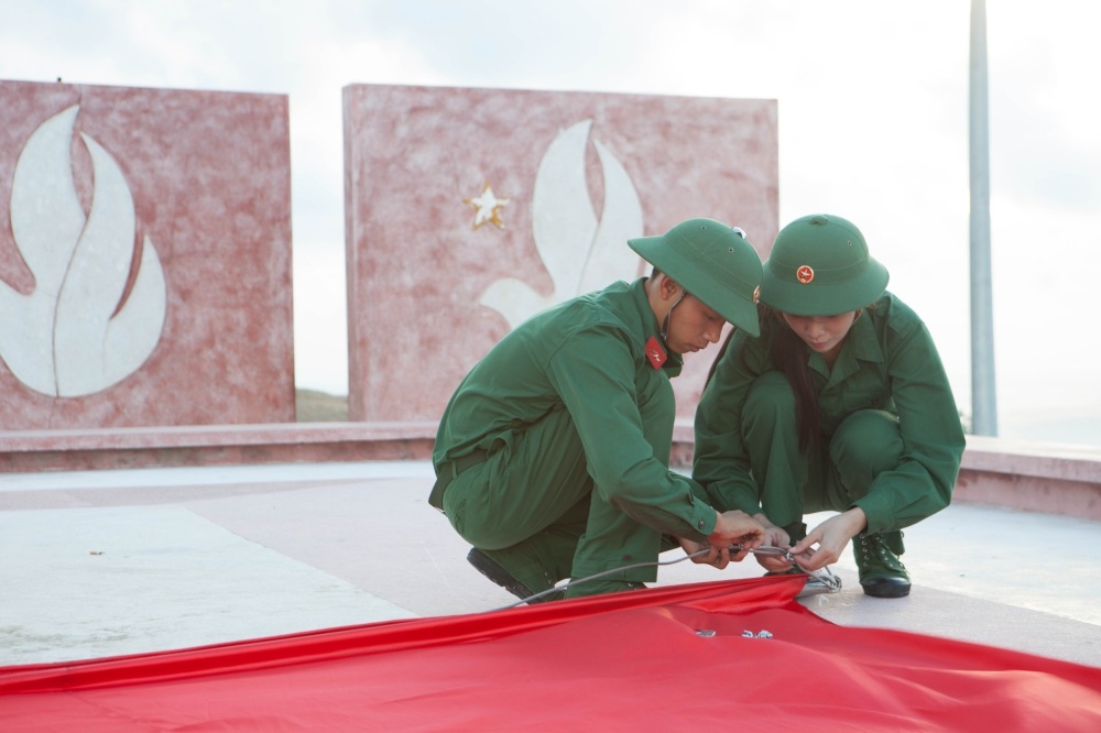 Tiết lộ hậu trường sân khấu chung khảo phía Bắc Hoa hậu Việt Nam 2016 - 4 Thí sinh Hoa hậu Việt Nam cùng người chiến sĩ nâng niu lá cờ Tổ quốc.
