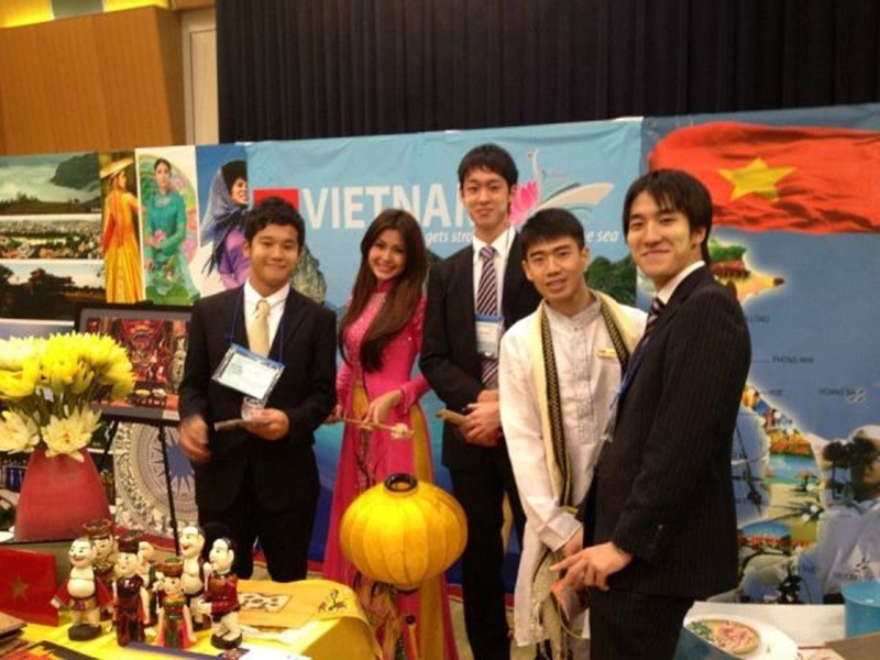 Diễm Trang là đại sứ của rất nhiều hoạt động giao lưu mang tầm quốc tế: Đại sứ tham dự Diễn đàn trẻ châu Á năm 2011, là thành viên của Tàu thanh niên Đông Nam Á năm 2012, Tham dự Festival Thanh niên Thế Giới 2013, có dịp được chứng kiến và làm lễ tân phục vụ cho hai vị lãnh đạo cấp cao trong cuộc họp song phương đối ngoại thanh niên giữa Việt Nam và Triều Tiên.