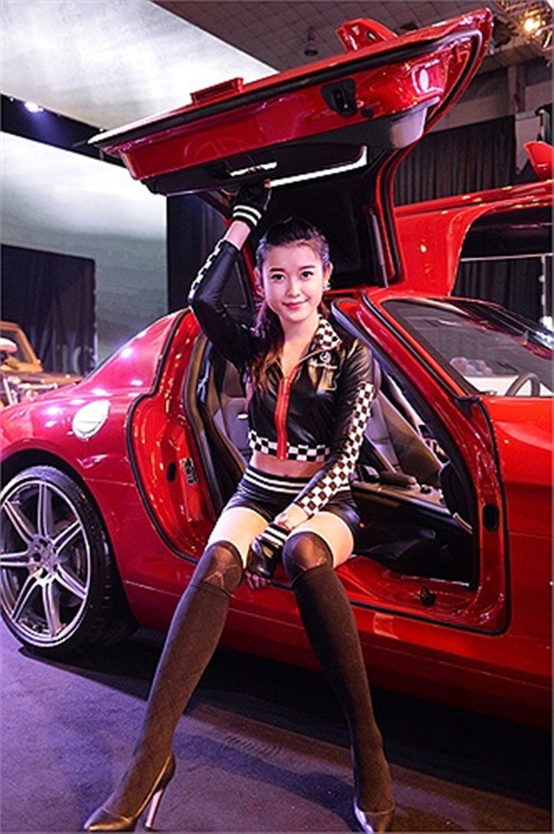 Những Á hậu Việt đắt show sự kiện - 1 Năm 16 tuổi, Huyền My tham dự cuộc thi Siêu mẫu châu Á và giành giải Siêu mẫu ăn ảnh. Với khuôn mặt ăn ảnh, khi đó Huyền My đã xuất hiện trong hàng loạt quảng cáo, từ xe hơi, game, hay quảng bá sự kiện giải trí lớn.