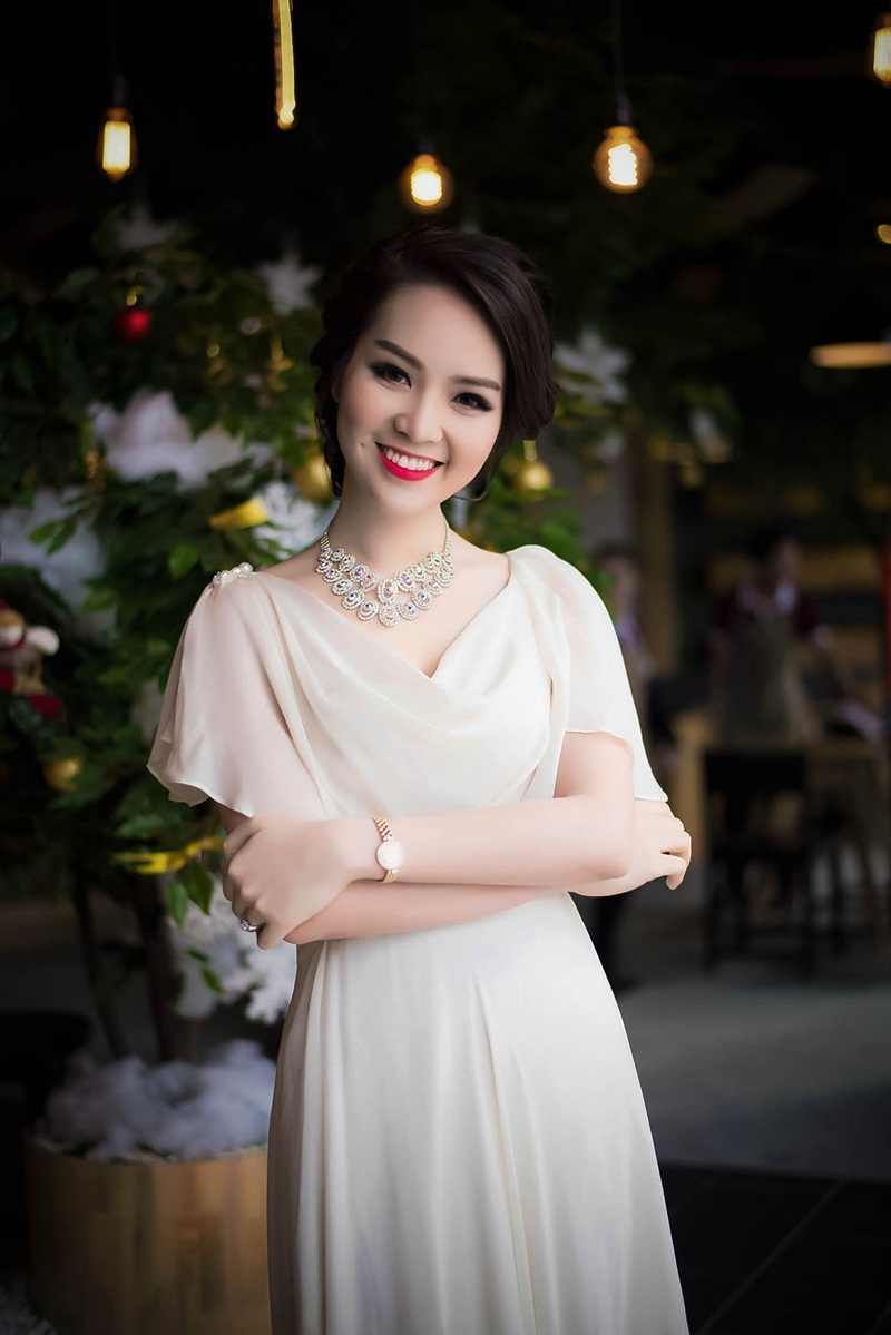 Những Á hậu Việt đắt show sự kiện - 7 Trong một chương trình truyền hình, Á hậu Thụy Vân đã tiết lộ rằng cô rất may mắn khi có được một người bạn đời luôn biết điều tiết các mối quan hệ trong gia đình.