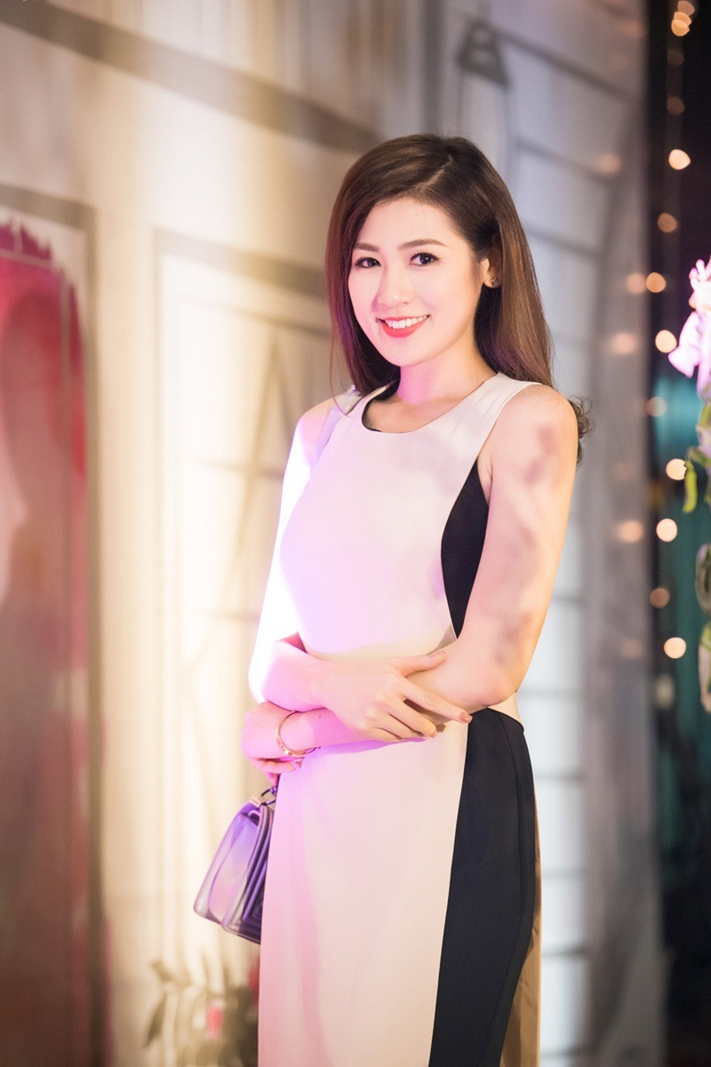 Những Á hậu Việt đắt show sự kiện - 19 Chia sẻ trên báo chí, Tú Anh cho biết, cô phải lựa các sự kiện vì không phải sự kiện nào cũng phù hợp, hơn nữa thời gian rèn luyện bản thân tại đài truyền hình chiếm khá nhiều thời gian biểu trong ngày của cô. Gần đây Tú Anh đang học việc tại trung tâm tin tức VTV24.