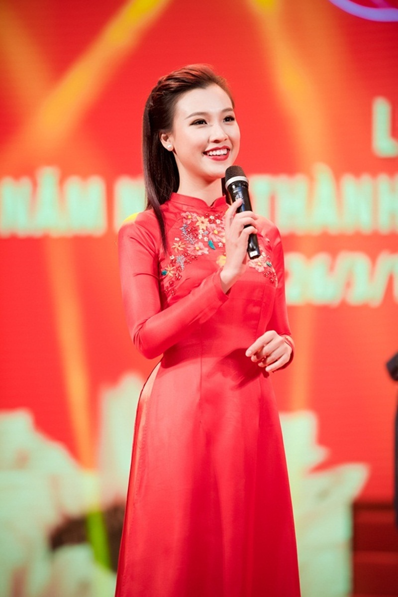 Những Á hậu Việt đắt show sự kiện - 9 Từ sau khi đoạt danh hiệu Én đồng Người dẫn chương trình 2013, Hoàng Oanh ngày càng đắt show làm MC. Cô cũng được bình chọn vào top 3 Nữ MC được yêu thích nhất - giải thưởng truyền hình HTV Awards. 