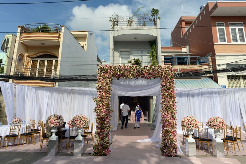 Ngọc Lan ôm mẹ khóc nức nở, được chồng lau nước mắt trong đám hỏi - 1
Sau cặp đôi Đinh Ngọc Diệp - Victor Vũ, Lương Thế Thành - Thúy Diễm, Thanh Duy - Kha Ly,… showbiz Việt lại có thêm một cặp đôi đón tin vui là Thanh Bình - Ngọc Lan. Sáng nay đôi bạn trẻ đã tiến hành làm lễ ăn hỏi tại nhà riêng ở TPHCM. Lễ ăn hỏi được trang trí bởi gam màu trắng tinh khôi làm chủ đạo.