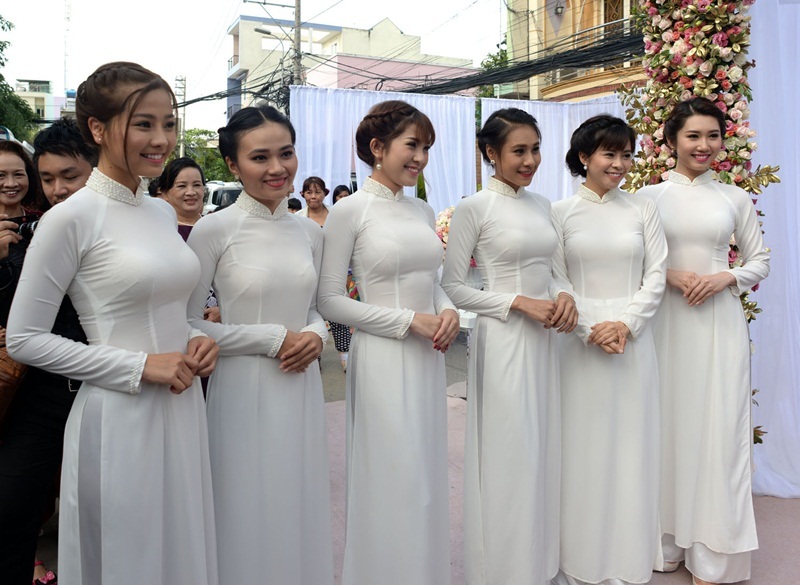 Ngọc Lan ôm mẹ khóc nức nở, được chồng lau nước mắt trong đám hỏi - 8 Dàn phù dâu xinh đẹp với sự xuất hiện của diễn viên, MC Vũ Ngọc Ánh, diễn viên Hồ Bích Trâm,...