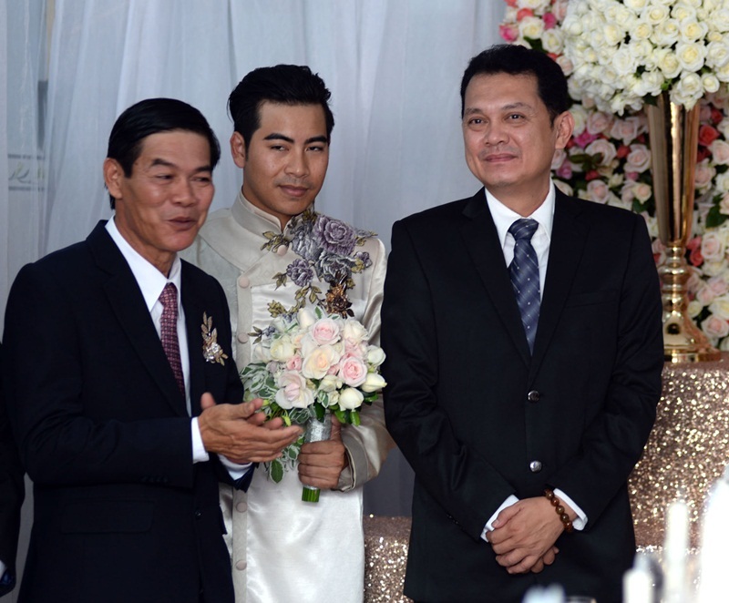 Ngọc Lan ôm mẹ khóc nức nở, được chồng lau nước mắt trong đám hỏi - 9 Nghệ sĩ Hữu Châu (ngoài cùng bên phải) là chủ trì cho lễ ăn hỏi của cặp đôi.