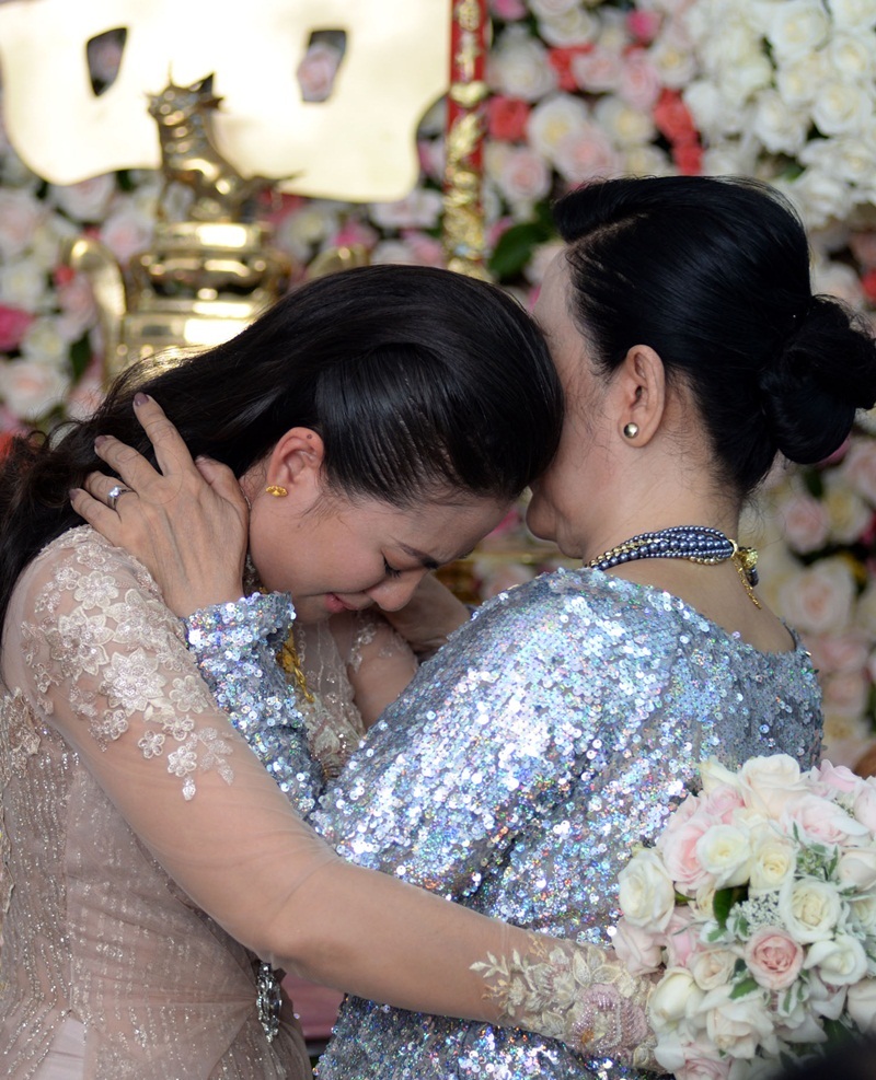 Ngọc Lan ôm mẹ khóc nức nở, được chồng lau nước mắt trong đám hỏi - 12 Ngọc Lan không kiềm được niềm xúc động, ôm mẹ bật khóc nức nở. Thiếu tình cảm của cha từ tấm bé, nên Ngọc Lan càng thấu hiểu sự hi sinh của mẹ.