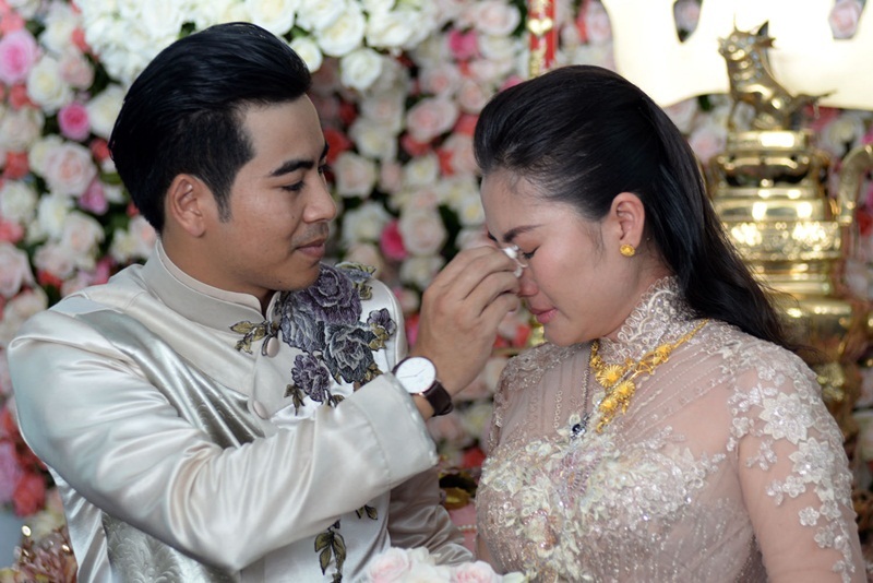 Ngọc Lan ôm mẹ khóc nức nở, được chồng lau nước mắt trong đám hỏi - 13 Thanh Bình dịu dàng lau nước mắt cho vợ.