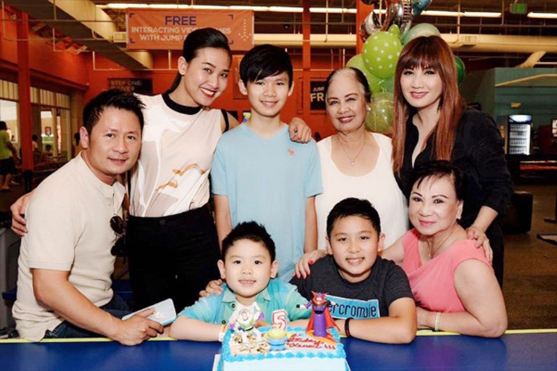 Hạnh phúc của những gia đình đông con nhất showbiz Việt - 8 Bằng Kiều cùng vợ cũ, bạn gái mới và các con trong tiệc sinh nhật con trai út.