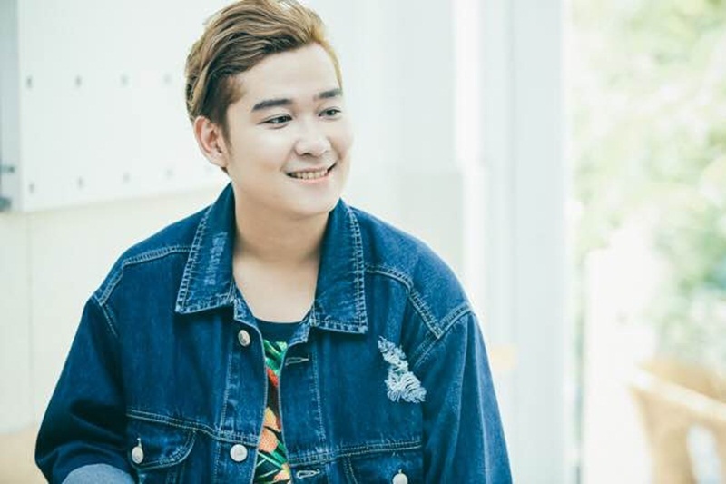 Phi Vũ được khán giả nhớ mặt với nụ cười luôn thường trực trên môi nhưng đằng sau anh là cả một câu chuyện tuổi thơ cơ cực.