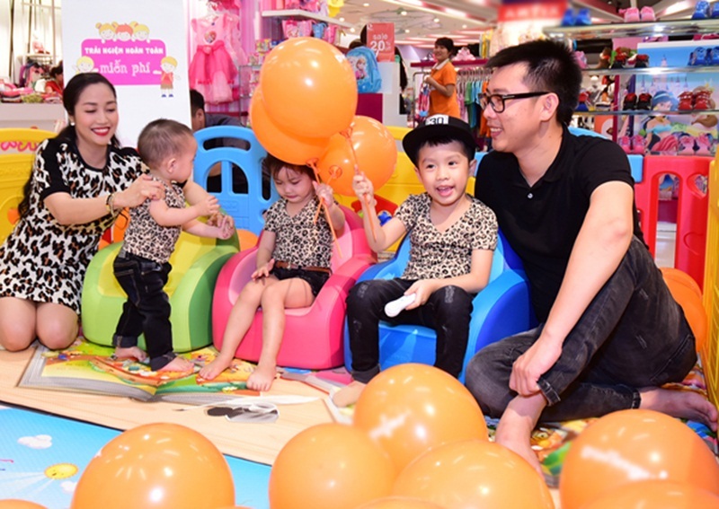Hạnh phúc của những gia đình đông con nhất showbiz Việt - 5 Nữ diễn viên luôn cố gắng chu toàn cả hoạt động nghệ thuật và trách nhiệm làm vợ, làm mẹ.