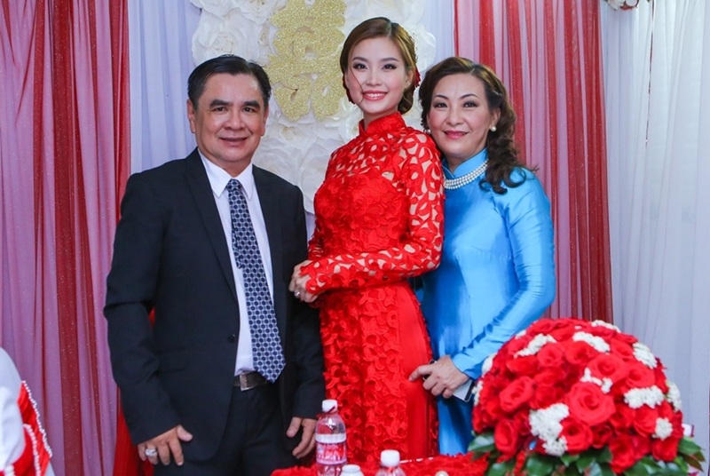 Diễm Trang cùng bố mẹ đẻ.
