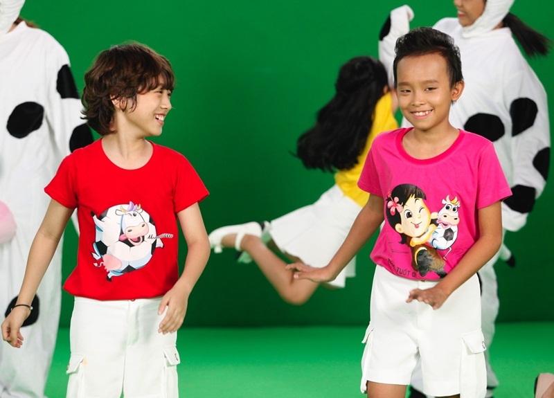 Hồ Văn Cường cũng đã có một ngày “làm việc” bận rộn khi trong buổi sáng em đi giao lưu trực tuyến với báo chí, buổi trưa lại chạy về phim trường quay MV cùng các bạn. Trong lúc thời gian rảnh khi các cô chú set up bối cảnh, Hồ Văn Cường tranh thủ ngủ say sưa, “bất chấp” các thí sinh khác đùa giỡn bên cạnh. Tuy nhiên, tỉnh giấc cậu bé lại hoạt bát, nhắng nhít đùa nghịch và biểu diễn cùng các bạn.