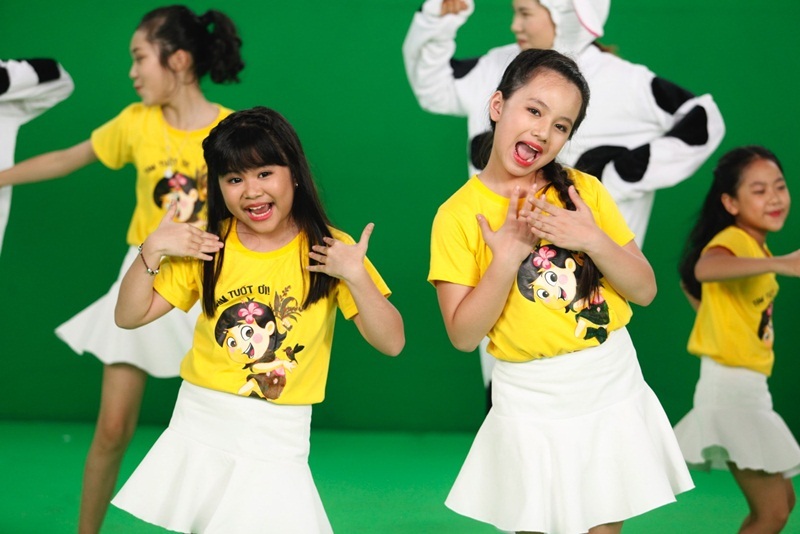 Dù đã thấm mệt nhưng khi nhạc bật lên, các em vẫn hồn nhiên và biểu diễn hết mình.