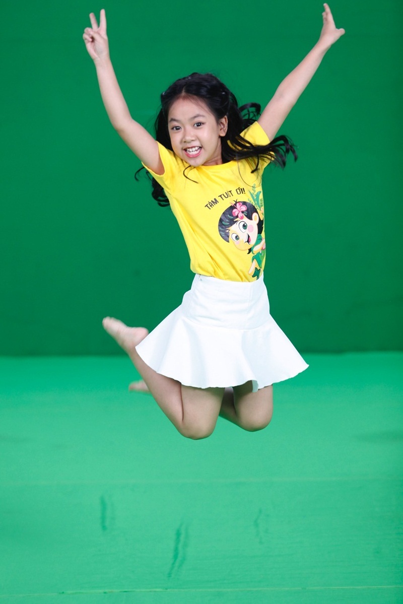 Nhiệp Nhi là cô bé rất lém lỉnh. Trong clip hậu trường vừa được công bố, cô bé Diệp Nhi hoá thân thành MC của trang báo online “Diepnhi.net” do Diệp Nhi tự nghĩ ra và đi một vòng phỏng vấn các “diễn viên chính” như Thuỳ Anh, Bảo Trân, Thiên Tùng, Linh Hoa. Đạo diễn MV Hồ Cát Nguyên và quay phim Bùi Ngọc Nghĩa cũng ở trong “tầm ngắm” của Diệp Nhi. Yêu cầu của Diệp Nhi khi trả lời “phỏng vấn” là “khen MC xinh đẹp”, nếu không sẽ “huỷ hợp đồng”.