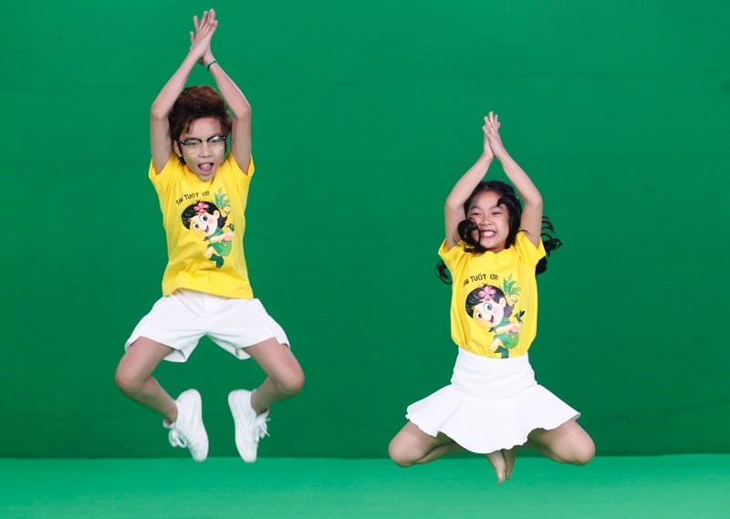 Cô bé vui đùa cùng Thiên Tùng - Trọng Hiếu nhí.