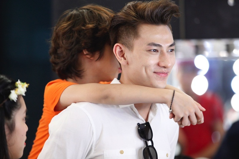 Ca sĩ Isaac đã đích thân mua trà sữa và bánh tới trường quay để cổ vũ và giúp các bé “nạp năng lượng” trước khi quay hình. Ai cũng mừng rỡ, hớn hở và quấn quýt chú Isaac.